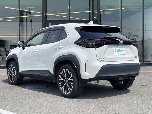 トヨタ ヤリスクロス ハイブリッド Z 愛媛県 2021(令3)年 2.8万km ホワイトパールクリスタルシャイン 純正ナビ/　(CD/DVD/USB/Bluetooth)/バックカメラ/ETC2.0/ステアリングスイッチ/レーダークルーズコントロール/プリクラッシュセーフティ/レーントレーシングアシスト/パーキングサポートブレーキ/ロードサインアシスト/前後コーナーセンサー/プッシュエンジンスタート/ハーフレザー調シート/前席シートヒーター/運転席パワーシート/純正フロアマット/ヘッドライトレベライザー/オートライト/オートハイビーム/LEDヘッドライト/ウィンカー付き電動格納ミラー/ドアバイザー