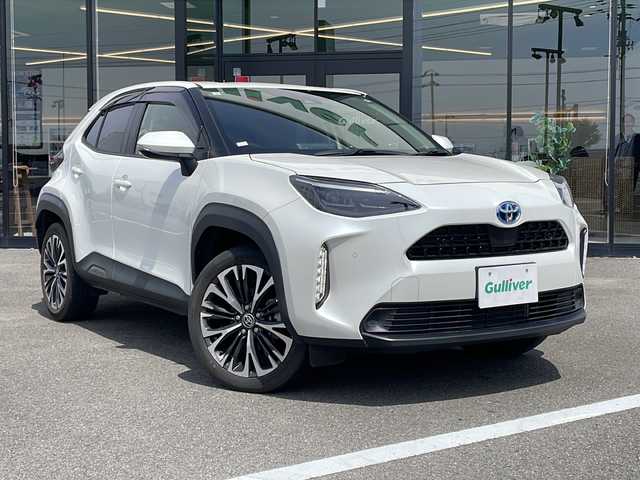 トヨタ ヤリスクロス ハイブリッド Z 愛媛県 2021(令3)年 2.8万km ホワイトパールクリスタルシャイン 純正ナビ/　(CD/DVD/USB/Bluetooth)/バックカメラ/ETC2.0/ステアリングスイッチ/レーダークルーズコントロール/プリクラッシュセーフティ/レーントレーシングアシスト/パーキングサポートブレーキ/ロードサインアシスト/前後コーナーセンサー/プッシュエンジンスタート/ハーフレザー調シート/前席シートヒーター/運転席パワーシート/純正フロアマット/ヘッドライトレベライザー/オートライト/オートハイビーム/LEDヘッドライト/ウィンカー付き電動格納ミラー/ドアバイザー