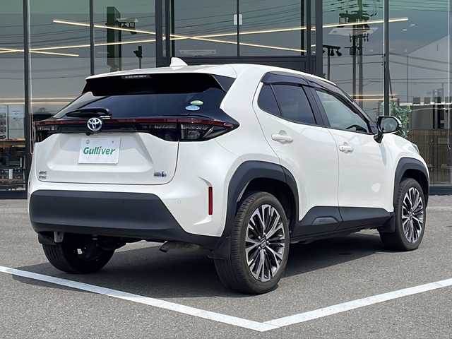 トヨタ ヤリスクロス ハイブリッド Z 愛媛県 2021(令3)年 2.8万km ホワイトパールクリスタルシャイン 純正ナビ/　(CD/DVD/USB/Bluetooth)/バックカメラ/ETC2.0/ステアリングスイッチ/レーダークルーズコントロール/プリクラッシュセーフティ/レーントレーシングアシスト/パーキングサポートブレーキ/ロードサインアシスト/前後コーナーセンサー/プッシュエンジンスタート/ハーフレザー調シート/前席シートヒーター/運転席パワーシート/純正フロアマット/ヘッドライトレベライザー/オートライト/オートハイビーム/LEDヘッドライト/ウィンカー付き電動格納ミラー/ドアバイザー