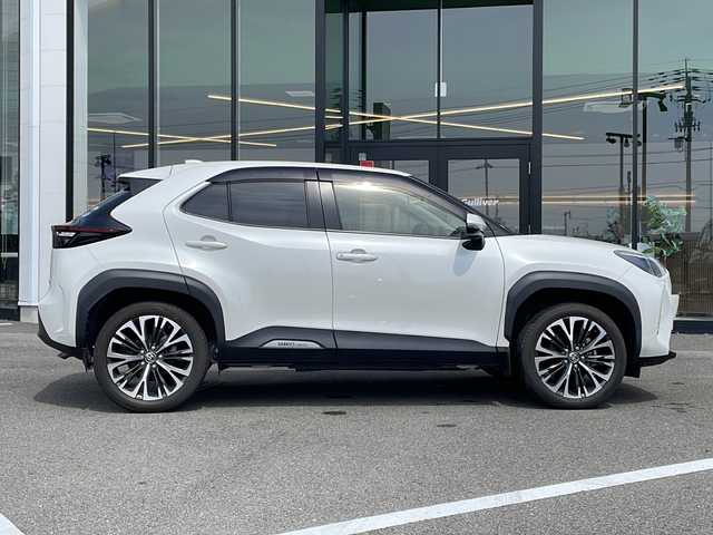 トヨタ ヤリスクロス ハイブリッド Z 愛媛県 2021(令3)年 2.8万km ホワイトパールクリスタルシャイン 純正ナビ/　(CD/DVD/USB/Bluetooth)/バックカメラ/ETC2.0/ステアリングスイッチ/レーダークルーズコントロール/プリクラッシュセーフティ/レーントレーシングアシスト/パーキングサポートブレーキ/ロードサインアシスト/前後コーナーセンサー/プッシュエンジンスタート/ハーフレザー調シート/前席シートヒーター/運転席パワーシート/純正フロアマット/ヘッドライトレベライザー/オートライト/オートハイビーム/LEDヘッドライト/ウィンカー付き電動格納ミラー/ドアバイザー