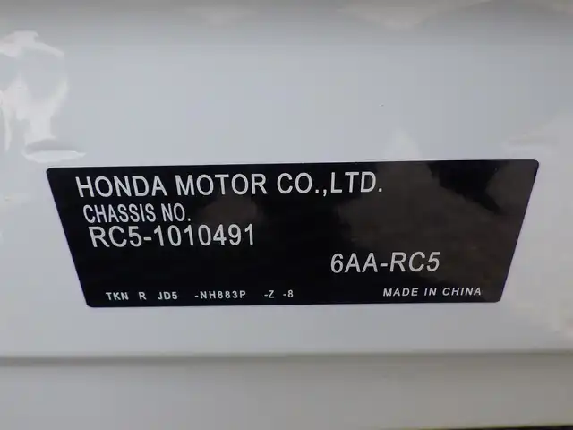 ホンダ オデッセイ ハイブリッド e:HEVアブソルート EXブラックED 千葉県 2024(令6)年 0.3万km プラチナホワイトパール ホンダセンシング/・衝突軽減ブレーキ（CMBS）/・車線維持支援システム（LKAS）/・アダプティブクルーズコントロール（ACC）/・ブラインドスポットインフォメーション/・後方誤発進抑制機能/・誤発進抑制機能/パワーバックドア/両側パワースライドドア/レザーシート/前席パワーシート/シートヒーター/後席オットマン/ワイヤレス充電/純正メモリーナビ/地デジTV/【DVD/CD再生機能　Bluetooth接続】/【Apple CarPlay　Android Auto対応】/マルチビューカメラシステム/革巻きステアリング/ステアリングスイッチ/パドルシフト/ドライブレコーダー（前後撮影）/ETC（2.0）/LEDヘッドライト/フォグライト/ウインカーミラー/コーナーセンサー/純正18インチアルミホイル/サイド/カーテンエアバッグ/Honda スマートキー
