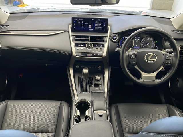 レクサス ＮＸ 300h バージョンL 沖縄県 2019(令1)年 5万km ソニックチタニウム 純正ナビ/（フルセグTV　DVD　Bluetooth接続）/バックカメラ/ETC2.0/レーダークルーズコントロール/レザーシート/シートヒーター/パワーシート/パワーバックドア/クリアランスソナー/ステアリングスイッチ/革巻きステアリング/パドルシフト/BSM/LEDヘッドライト/オートライト/純正フロアマット/ドアバイザー/スマートキー/スペアキー/プッシュスタート/純正18インチアルミホイール/保証書/取扱説明書/プッシュスタート