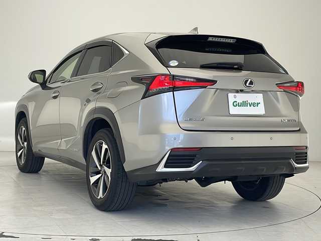 レクサス ＮＸ 300h バージョンL 沖縄県 2019(令1)年 5万km ソニックチタニウム 純正ナビ/（フルセグTV　DVD　Bluetooth接続）/バックカメラ/ETC2.0/レーダークルーズコントロール/レザーシート/シートヒーター/パワーシート/パワーバックドア/クリアランスソナー/ステアリングスイッチ/革巻きステアリング/パドルシフト/BSM/LEDヘッドライト/オートライト/純正フロアマット/ドアバイザー/スマートキー/スペアキー/プッシュスタート/純正18インチアルミホイール/保証書/取扱説明書/プッシュスタート