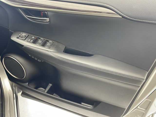 レクサス ＮＸ 300h バージョンL 沖縄県 2019(令1)年 5万km ソニックチタニウム 純正ナビ/（フルセグTV　DVD　Bluetooth接続）/バックカメラ/ETC2.0/レーダークルーズコントロール/レザーシート/シートヒーター/パワーシート/パワーバックドア/クリアランスソナー/ステアリングスイッチ/革巻きステアリング/パドルシフト/BSM/LEDヘッドライト/オートライト/純正フロアマット/ドアバイザー/スマートキー/スペアキー/プッシュスタート/純正18インチアルミホイール/保証書/取扱説明書/プッシュスタート