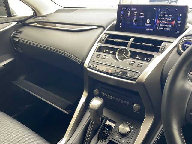 レクサス ＮＸ 300h バージョンL 沖縄県 2019(令1)年 5万km ソニックチタニウム 純正ナビ/（フルセグTV　DVD　Bluetooth接続）/バックカメラ/ETC2.0/レーダークルーズコントロール/レザーシート/シートヒーター/パワーシート/パワーバックドア/クリアランスソナー/ステアリングスイッチ/革巻きステアリング/パドルシフト/BSM/LEDヘッドライト/オートライト/純正フロアマット/ドアバイザー/スマートキー/スペアキー/プッシュスタート/純正18インチアルミホイール/保証書/取扱説明書/プッシュスタート