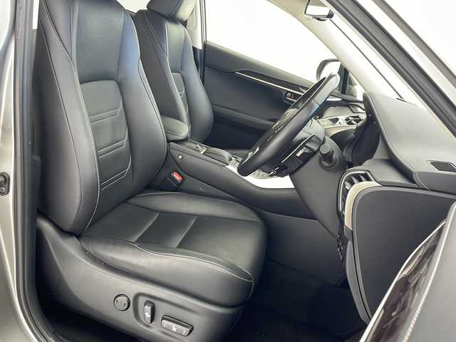 レクサス ＮＸ 300h バージョンL 沖縄県 2019(令1)年 5万km ソニックチタニウム 純正ナビ/（フルセグTV　DVD　Bluetooth接続）/バックカメラ/ETC2.0/レーダークルーズコントロール/レザーシート/シートヒーター/パワーシート/パワーバックドア/クリアランスソナー/ステアリングスイッチ/革巻きステアリング/パドルシフト/BSM/LEDヘッドライト/オートライト/純正フロアマット/ドアバイザー/スマートキー/スペアキー/プッシュスタート/純正18インチアルミホイール/保証書/取扱説明書/プッシュスタート