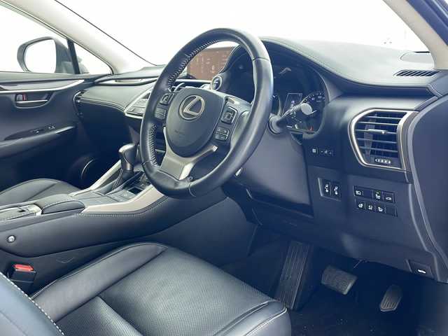 レクサス ＮＸ 300h バージョンL 沖縄県 2019(令1)年 5万km ソニックチタニウム 純正ナビ/（フルセグTV　DVD　Bluetooth接続）/バックカメラ/ETC2.0/レーダークルーズコントロール/レザーシート/シートヒーター/パワーシート/パワーバックドア/クリアランスソナー/ステアリングスイッチ/革巻きステアリング/パドルシフト/BSM/LEDヘッドライト/オートライト/純正フロアマット/ドアバイザー/スマートキー/スペアキー/プッシュスタート/純正18インチアルミホイール/保証書/取扱説明書/プッシュスタート