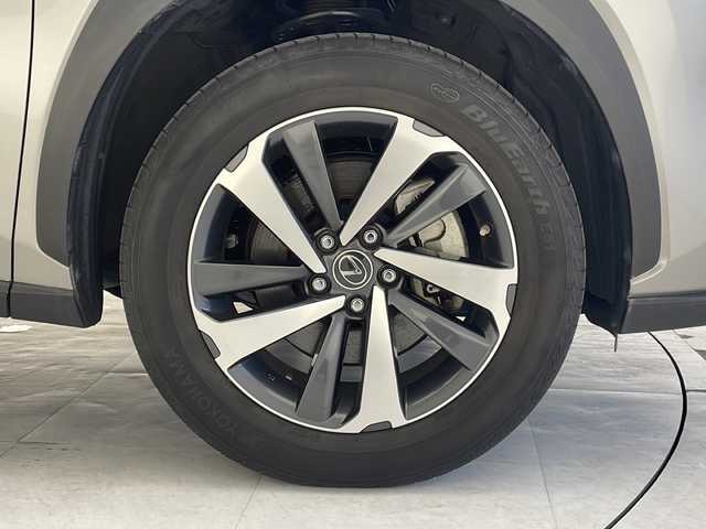 レクサス ＮＸ 300h バージョンL 沖縄県 2019(令1)年 5万km ソニックチタニウム 純正ナビ/（フルセグTV　DVD　Bluetooth接続）/バックカメラ/ETC2.0/レーダークルーズコントロール/レザーシート/シートヒーター/パワーシート/パワーバックドア/クリアランスソナー/ステアリングスイッチ/革巻きステアリング/パドルシフト/BSM/LEDヘッドライト/オートライト/純正フロアマット/ドアバイザー/スマートキー/スペアキー/プッシュスタート/純正18インチアルミホイール/保証書/取扱説明書/プッシュスタート