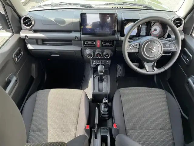 スズキ ジムニー XC 三重県 2024(令6)年 0.2万km ジャングルグリーン 登録時1315km/ワンオーナー/4WD/禁煙車/社外ディスプレイオーディオ/（AM/FM/Bluetooth/AppleCarPlay）/バックカメラ/シートヒーター/クルーズコントロール/ドラレコ/背面タイヤ/衝突軽減システム/レーンキープアシスト/コーナーセンサー/アイドリングストップ/プッシュスタート/純正アルミ/スペアキー