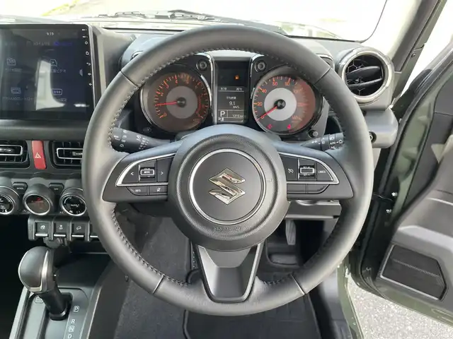 スズキ ジムニー XC 三重県 2024(令6)年 0.2万km ジャングルグリーン 登録時1315km/ワンオーナー/4WD/禁煙車/社外ディスプレイオーディオ/（AM/FM/Bluetooth/AppleCarPlay）/バックカメラ/シートヒーター/クルーズコントロール/ドラレコ/背面タイヤ/衝突軽減システム/レーンキープアシスト/コーナーセンサー/アイドリングストップ/プッシュスタート/純正アルミ/スペアキー