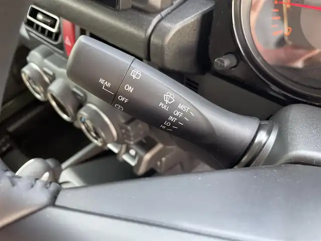 スズキ ジムニー XC 三重県 2024(令6)年 0.2万km ジャングルグリーン 登録時1315km/ワンオーナー/4WD/禁煙車/社外ディスプレイオーディオ/（AM/FM/Bluetooth/AppleCarPlay）/バックカメラ/シートヒーター/クルーズコントロール/ドラレコ/背面タイヤ/衝突軽減システム/レーンキープアシスト/コーナーセンサー/アイドリングストップ/プッシュスタート/純正アルミ/スペアキー