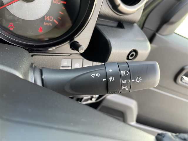 スズキ ジムニー XC 三重県 2024(令6)年 0.2万km ジャングルグリーン 登録時1315km/ワンオーナー/4WD/禁煙車/社外ディスプレイオーディオ/（AM/FM/Bluetooth/AppleCarPlay）/バックカメラ/シートヒーター/クルーズコントロール/ドラレコ/背面タイヤ/衝突軽減システム/レーンキープアシスト/コーナーセンサー/アイドリングストップ/プッシュスタート/純正アルミ/スペアキー