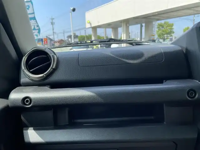 スズキ ジムニー XC 三重県 2024(令6)年 0.2万km ジャングルグリーン 登録時1315km/ワンオーナー/4WD/禁煙車/社外ディスプレイオーディオ/（AM/FM/Bluetooth/AppleCarPlay）/バックカメラ/シートヒーター/クルーズコントロール/ドラレコ/背面タイヤ/衝突軽減システム/レーンキープアシスト/コーナーセンサー/アイドリングストップ/プッシュスタート/純正アルミ/スペアキー