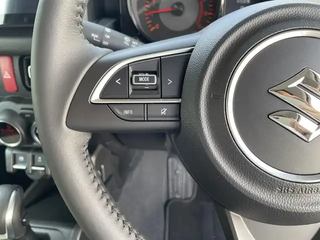 スズキ ジムニー XC 三重県 2024(令6)年 0.2万km ジャングルグリーン 登録時1315km/ワンオーナー/4WD/禁煙車/社外ディスプレイオーディオ/（AM/FM/Bluetooth/AppleCarPlay）/バックカメラ/シートヒーター/クルーズコントロール/ドラレコ/背面タイヤ/衝突軽減システム/レーンキープアシスト/コーナーセンサー/アイドリングストップ/プッシュスタート/純正アルミ/スペアキー