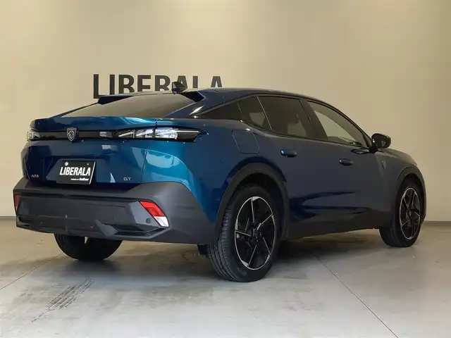 プジョー プジョー ４０８ GT 熊本県 2023(令5)年 1.7万km 青Ｍ ・ワンオーナー/・スマートキー/・プッシュスタート/・レーンキープアシスト/・パーキングセンサー/・リアクロストラフィックアラート/・アクティブセーフティブレーキ/・道路標識認識/・ドライバーアテンションアラート/・クルーズコントロール(追従式)/・ハーフレザーシート/・前席パワーシート/・前席シートヒーター /・純正メモリナビ/　【Bluetooth・USB・AppleCarPlay・AndroidAuto】/・全方位カメラ/・ETC/・ドライブレコーダー(前後録画)/・LEDヘッドランプ/・純正マット/・保証書/取説