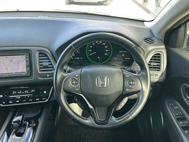 ホンダ ヴェゼル ハイブリッド Z ホンダセンシング 山形県 2018(平30)年 8.2万km プラチナホワイトパール 禁煙車/ホンダセンシング/クルーズコントロール/レーンキープアシスト/横滑り防止装置/前後ドライブレコーダー/純正ナビ/（Bluetooth/AM/FM/USB)/ステアリングスイッチ/パドルシフト/ハーフレザー/前席シートヒーター/純正フロアマット/純正ETC/スマートキー×２/オートLEDヘッドライト/電動格納ミラー/ドアバイザー