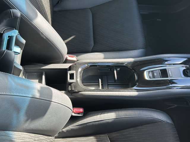 ホンダ ヴェゼル ハイブリッド Z ホンダセンシング 山形県 2018(平30)年 8.2万km プラチナホワイトパール 禁煙車/ホンダセンシング/クルーズコントロール/レーンキープアシスト/横滑り防止装置/前後ドライブレコーダー/純正ナビ/（Bluetooth/AM/FM/USB)/ステアリングスイッチ/パドルシフト/ハーフレザー/前席シートヒーター/純正フロアマット/純正ETC/スマートキー×２/オートLEDヘッドライト/電動格納ミラー/ドアバイザー