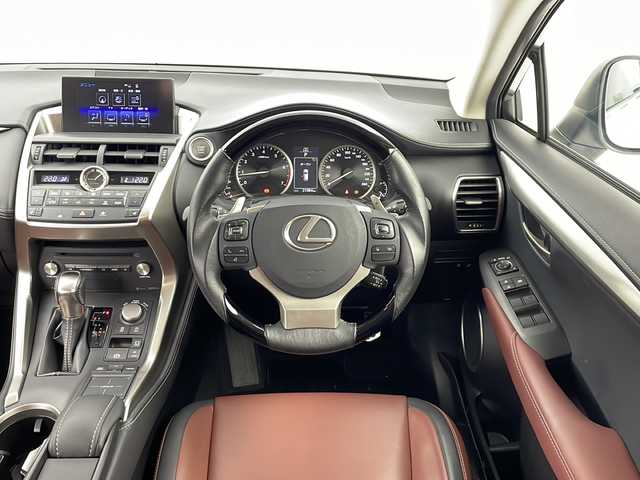 レクサス ＮＸ 200t Iパッケージ 愛知県 2016(平28)年 2.1万km ソニッククォーツ 純正ナビ/【Bluetooth/フルセグTV/USB/AM/FM/CD】/サンルーフ/三眼LEDヘッドライト/バックカメラ/衝突被害軽減ブレーキ/クルーズコントロール/パドルシフト/ステアリングヒーター/レザーシート/ポジションメモリーシート/前席パワーシート/前席シートヒーター/ドライブレコーダー/ETC/TVキャンセラー/プッシュスタート/スペアキー/電動格納ミラー/純正18インチアルミホイール/オートライト