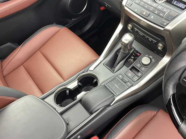 レクサス ＮＸ 200t Iパッケージ 愛知県 2016(平28)年 2.1万km ソニッククォーツ 純正ナビ/【Bluetooth/フルセグTV/USB/AM/FM/CD】/サンルーフ/三眼LEDヘッドライト/バックカメラ/衝突被害軽減ブレーキ/クルーズコントロール/パドルシフト/ステアリングヒーター/レザーシート/ポジションメモリーシート/前席パワーシート/前席シートヒーター/ドライブレコーダー/ETC/TVキャンセラー/プッシュスタート/スペアキー/電動格納ミラー/純正18インチアルミホイール/オートライト