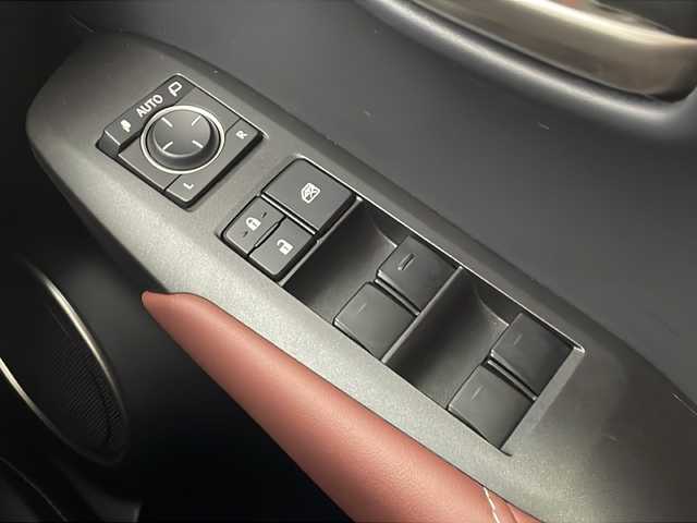 レクサス ＮＸ 200t Iパッケージ 愛知県 2016(平28)年 2.1万km ソニッククォーツ 純正ナビ/【Bluetooth/フルセグTV/USB/AM/FM/CD】/サンルーフ/三眼LEDヘッドライト/バックカメラ/衝突被害軽減ブレーキ/クルーズコントロール/パドルシフト/ステアリングヒーター/レザーシート/ポジションメモリーシート/前席パワーシート/前席シートヒーター/ドライブレコーダー/ETC/TVキャンセラー/プッシュスタート/スペアキー/電動格納ミラー/純正18インチアルミホイール/オートライト