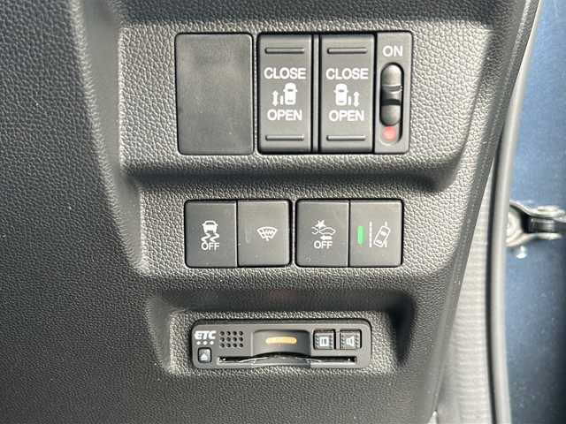 ホンダ フリード ハイブリット G ホンダセンシング 広島県 2020(令2)年 6.2万km ミッドナイトブルービームM 禁煙車/ワンオーナー/ホンダセンシング/・衝突軽減ブレーキ〈CMBS〉/・誤発進抑制機能/・ACC〈アダプティブ・クルーズ・コントロール〉/・LKAS〈車線維持支援システム〉/・行者事故低減ステアリング/・路外逸脱抑制機能/・先行車発進お知らせ機能/・標識認識機能/Cパッケージ/Sパッケージ/・本革巻ステアリングホイール/・コンビシート&専用インテリア/・15インチアルミホイール/・シートバックアッパーポケット/コンフォートビューパッケージ/純正９型ナビ(VXM-207VFNi)/・フルセグTV/CD/DVD/Bluetooth/SD/バックカメラ/両側パワースライドドア/ステアリングスイッチ/オートライト/LEDヘッドライト＋アクティブコーナリングライト/ハーフレザー/シートヒーター/スマートキー/プッシュスタート/純正ドライブレコーダー（DRH-204VD）/ETC/純正ドアバイザー/W+サイド+カーテンエアバック