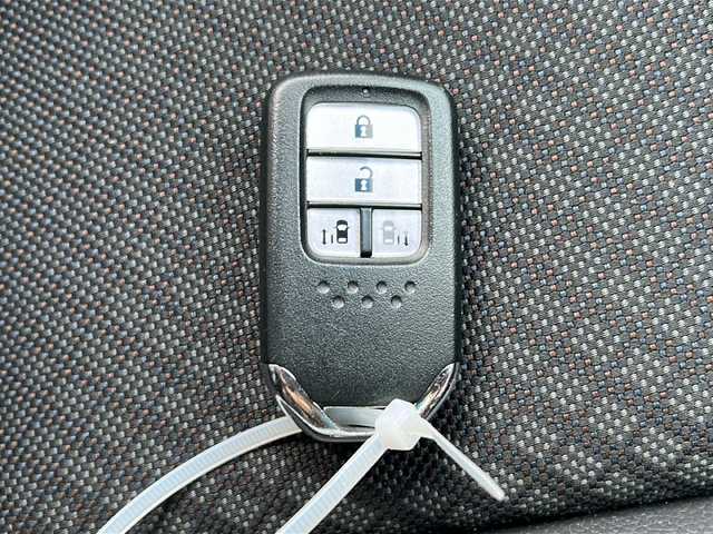 ホンダ フリード ハイブリット G ホンダセンシング 広島県 2020(令2)年 6.2万km ミッドナイトブルービームM 禁煙車/ワンオーナー/ホンダセンシング/・衝突軽減ブレーキ〈CMBS〉/・誤発進抑制機能/・ACC〈アダプティブ・クルーズ・コントロール〉/・LKAS〈車線維持支援システム〉/・行者事故低減ステアリング/・路外逸脱抑制機能/・先行車発進お知らせ機能/・標識認識機能/Cパッケージ/Sパッケージ/・本革巻ステアリングホイール/・コンビシート&専用インテリア/・15インチアルミホイール/・シートバックアッパーポケット/コンフォートビューパッケージ/純正９型ナビ(VXM-207VFNi)/・フルセグTV/CD/DVD/Bluetooth/SD/バックカメラ/両側パワースライドドア/ステアリングスイッチ/オートライト/LEDヘッドライト＋アクティブコーナリングライト/ハーフレザー/シートヒーター/スマートキー/プッシュスタート/純正ドライブレコーダー（DRH-204VD）/ETC/純正ドアバイザー/W+サイド+カーテンエアバック