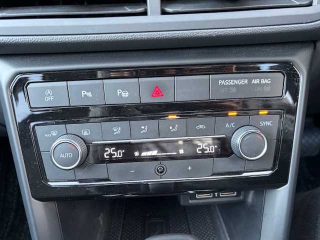 フォルクスワーゲン Ｔ－クロス TSI 1st 宮城県 2020(令2)年 4.8万km 赤 登録時走行距離47160km/純正SDナビ/CD/DVD/Bluetooth/レーンキープ/追従クルーズコントロール/置くだけ充電/ETC/バックカメラ/ステアリングリモコン/アイドリングストップ/コーナーセンサー/LEDヘッドライト/電動格納ミラー/衝突軽減ブレーキ/ルーフレール