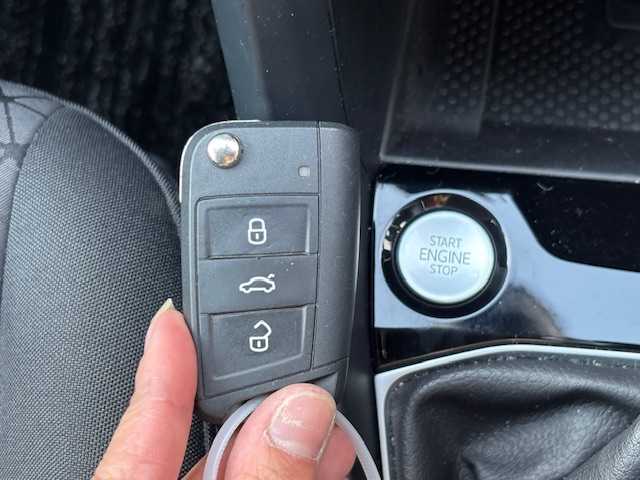 フォルクスワーゲン Ｔ－クロス TSI 1st 宮城県 2020(令2)年 4.8万km 赤 登録時走行距離47160km/純正SDナビ/CD/DVD/Bluetooth/レーンキープ/追従クルーズコントロール/置くだけ充電/ETC/バックカメラ/ステアリングリモコン/アイドリングストップ/コーナーセンサー/LEDヘッドライト/電動格納ミラー/衝突軽減ブレーキ/ルーフレール