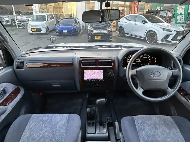 トヨタ ランドクルーザー プラド TX－LTD ワイド 福岡県 2001(平13)年 13.9万km ホワイト/シルバーM 社外ナビ【カロッツェリア　AVIC-MRZ09】　/　フルセグＴＶ・Ｂｌｕｅｔｏｏｔｈ・ラジオ・ＣＤ　/3列シート/背面タイヤ/ドアバイザー/純正フロアマット　/電動パワーアンテナ　/ルーフレール　/純正アルミホイール　/パワーステアリング　/パワーウィンドウ/リモコンキー/スペアキー2本/運転席・助手席エアバッグ/取扱説明書