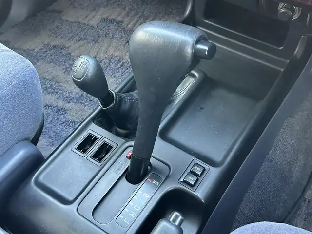 トヨタ ランドクルーザー プラド TX－LTD ワイド 福岡県 2001(平13)年 13.9万km ホワイト/シルバーM 社外ナビ【カロッツェリア　AVIC-MRZ09】　/　フルセグＴＶ・Ｂｌｕｅｔｏｏｔｈ・ラジオ・ＣＤ　/3列シート/背面タイヤ/ドアバイザー/純正フロアマット　/電動パワーアンテナ　/ルーフレール　/純正アルミホイール　/パワーステアリング　/パワーウィンドウ/リモコンキー/スペアキー2本/運転席・助手席エアバッグ/取扱説明書