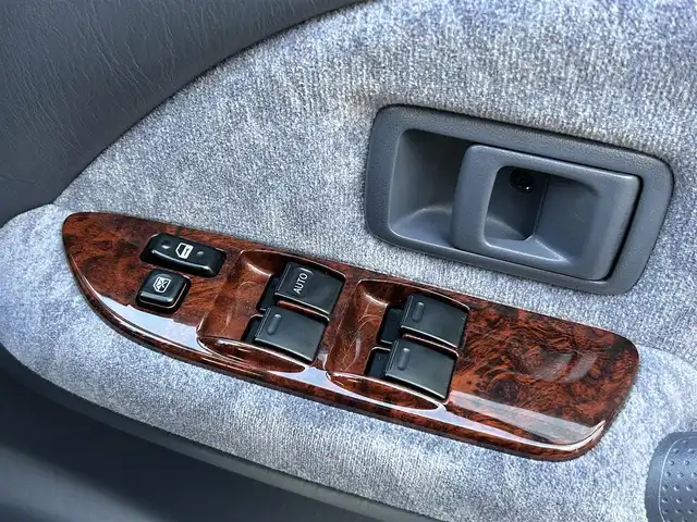 トヨタ ランドクルーザー プラド TX－LTD ワイド 福岡県 2001(平13)年 13.9万km ホワイト/シルバーM 社外ナビ【カロッツェリア　AVIC-MRZ09】　/　フルセグＴＶ・Ｂｌｕｅｔｏｏｔｈ・ラジオ・ＣＤ　/3列シート/背面タイヤ/ドアバイザー/純正フロアマット　/電動パワーアンテナ　/ルーフレール　/純正アルミホイール　/パワーステアリング　/パワーウィンドウ/リモコンキー/スペアキー2本/運転席・助手席エアバッグ/取扱説明書