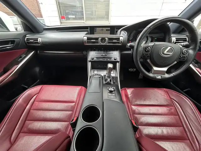 レクサス ＩＳ 300h Fスポーツ 福岡県 2013(平25)年 13万km ホワイトノーヴァガラスフレーク メーカーHDDナビ/　(AM/FM/CD/DVD/AUX/Bluetooth/フルセグTV)/バックカメラ/レクサスセーフティーセンス/・車両接近通報一時停止/・横滑り防止装置/・クリアランスソナー/・ブラインドスポットモニター/・プリクラッシュセーフティーシステム/レーダークルーズコントロール/オートライト/赤色レザーシート/パワーシート（D/N）/シートヒーター（D/N）/エアーシート（D/N）/ステアリングヒーター/シートポジションメモリー/nanoe付エアコン/ビルトインETC/パドルシフト/電格ウインカーミラー/純正フロアマット/純正18インチアルミホイール/プッシュスタート/盗難防止装置/ISOFIX/電源ソケット×1/USB端子×2/カードキー×1/スペアキー×1/ナビ取扱説明書/保証書/取扱説明書