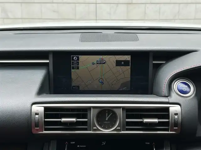 レクサス ＩＳ 300h Fスポーツ 福岡県 2013(平25)年 13万km ホワイトノーヴァガラスフレーク メーカーHDDナビ/　(AM/FM/CD/DVD/AUX/Bluetooth/フルセグTV)/バックカメラ/レクサスセーフティーセンス/・車両接近通報一時停止/・横滑り防止装置/・クリアランスソナー/・ブラインドスポットモニター/・プリクラッシュセーフティーシステム/レーダークルーズコントロール/オートライト/赤色レザーシート/パワーシート（D/N）/シートヒーター（D/N）/エアーシート（D/N）/ステアリングヒーター/シートポジションメモリー/nanoe付エアコン/ビルトインETC/パドルシフト/電格ウインカーミラー/純正フロアマット/純正18インチアルミホイール/プッシュスタート/盗難防止装置/ISOFIX/電源ソケット×1/USB端子×2/カードキー×1/スペアキー×1/ナビ取扱説明書/保証書/取扱説明書