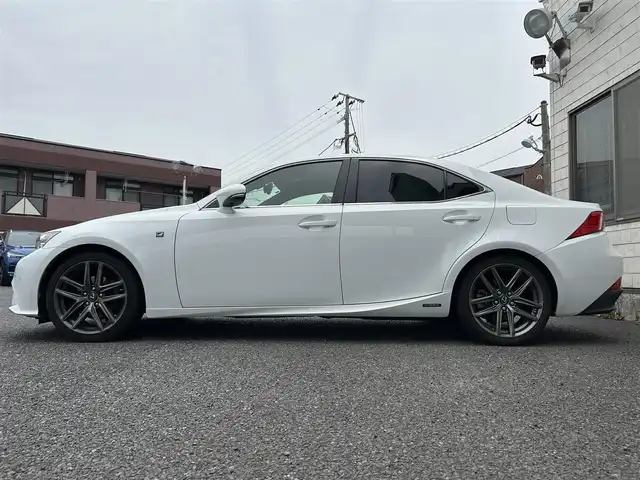 レクサス ＩＳ 300h Fスポーツ 福岡県 2013(平25)年 13万km ホワイトノーヴァガラスフレーク メーカーHDDナビ/　(AM/FM/CD/DVD/AUX/Bluetooth/フルセグTV)/バックカメラ/レクサスセーフティーセンス/・車両接近通報一時停止/・横滑り防止装置/・クリアランスソナー/・ブラインドスポットモニター/・プリクラッシュセーフティーシステム/レーダークルーズコントロール/オートライト/赤色レザーシート/パワーシート（D/N）/シートヒーター（D/N）/エアーシート（D/N）/ステアリングヒーター/シートポジションメモリー/nanoe付エアコン/ビルトインETC/パドルシフト/電格ウインカーミラー/純正フロアマット/純正18インチアルミホイール/プッシュスタート/盗難防止装置/ISOFIX/電源ソケット×1/USB端子×2/カードキー×1/スペアキー×1/ナビ取扱説明書/保証書/取扱説明書