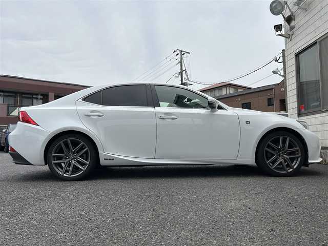 レクサス ＩＳ 300h Fスポーツ 福岡県 2013(平25)年 13万km ホワイトノーヴァガラスフレーク メーカーHDDナビ/　(AM/FM/CD/DVD/AUX/Bluetooth/フルセグTV)/バックカメラ/レクサスセーフティーセンス/・車両接近通報一時停止/・横滑り防止装置/・クリアランスソナー/・ブラインドスポットモニター/・プリクラッシュセーフティーシステム/レーダークルーズコントロール/オートライト/赤色レザーシート/パワーシート（D/N）/シートヒーター（D/N）/エアーシート（D/N）/ステアリングヒーター/シートポジションメモリー/nanoe付エアコン/ビルトインETC/パドルシフト/電格ウインカーミラー/純正フロアマット/純正18インチアルミホイール/プッシュスタート/盗難防止装置/ISOFIX/電源ソケット×1/USB端子×2/カードキー×1/スペアキー×1/ナビ取扱説明書/保証書/取扱説明書