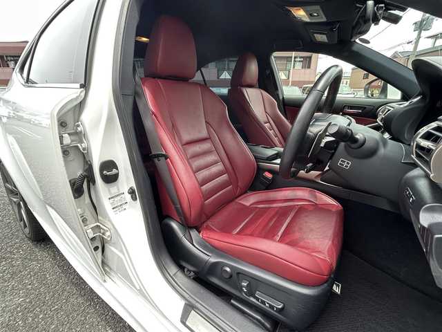 レクサス ＩＳ 300h Fスポーツ 福岡県 2013(平25)年 13万km ホワイトノーヴァガラスフレーク メーカーHDDナビ/　(AM/FM/CD/DVD/AUX/Bluetooth/フルセグTV)/バックカメラ/レクサスセーフティーセンス/・車両接近通報一時停止/・横滑り防止装置/・クリアランスソナー/・ブラインドスポットモニター/・プリクラッシュセーフティーシステム/レーダークルーズコントロール/オートライト/赤色レザーシート/パワーシート（D/N）/シートヒーター（D/N）/エアーシート（D/N）/ステアリングヒーター/シートポジションメモリー/nanoe付エアコン/ビルトインETC/パドルシフト/電格ウインカーミラー/純正フロアマット/純正18インチアルミホイール/プッシュスタート/盗難防止装置/ISOFIX/電源ソケット×1/USB端子×2/カードキー×1/スペアキー×1/ナビ取扱説明書/保証書/取扱説明書