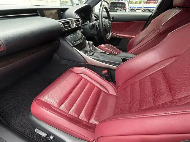 レクサス ＩＳ 300h Fスポーツ 福岡県 2013(平25)年 13万km ホワイトノーヴァガラスフレーク メーカーHDDナビ/　(AM/FM/CD/DVD/AUX/Bluetooth/フルセグTV)/バックカメラ/レクサスセーフティーセンス/・車両接近通報一時停止/・横滑り防止装置/・クリアランスソナー/・ブラインドスポットモニター/・プリクラッシュセーフティーシステム/レーダークルーズコントロール/オートライト/赤色レザーシート/パワーシート（D/N）/シートヒーター（D/N）/エアーシート（D/N）/ステアリングヒーター/シートポジションメモリー/nanoe付エアコン/ビルトインETC/パドルシフト/電格ウインカーミラー/純正フロアマット/純正18インチアルミホイール/プッシュスタート/盗難防止装置/ISOFIX/電源ソケット×1/USB端子×2/カードキー×1/スペアキー×1/ナビ取扱説明書/保証書/取扱説明書