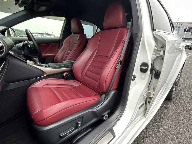 レクサス ＩＳ 300h Fスポーツ 福岡県 2013(平25)年 13万km ホワイトノーヴァガラスフレーク メーカーHDDナビ/　(AM/FM/CD/DVD/AUX/Bluetooth/フルセグTV)/バックカメラ/レクサスセーフティーセンス/・車両接近通報一時停止/・横滑り防止装置/・クリアランスソナー/・ブラインドスポットモニター/・プリクラッシュセーフティーシステム/レーダークルーズコントロール/オートライト/赤色レザーシート/パワーシート（D/N）/シートヒーター（D/N）/エアーシート（D/N）/ステアリングヒーター/シートポジションメモリー/nanoe付エアコン/ビルトインETC/パドルシフト/電格ウインカーミラー/純正フロアマット/純正18インチアルミホイール/プッシュスタート/盗難防止装置/ISOFIX/電源ソケット×1/USB端子×2/カードキー×1/スペアキー×1/ナビ取扱説明書/保証書/取扱説明書