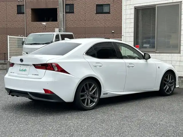 レクサス ＩＳ 300h Fスポーツ 福岡県 2013(平25)年 13万km ホワイトノーヴァガラスフレーク メーカーHDDナビ/　(AM/FM/CD/DVD/AUX/Bluetooth/フルセグTV)/バックカメラ/レクサスセーフティーセンス/・車両接近通報一時停止/・横滑り防止装置/・クリアランスソナー/・ブラインドスポットモニター/・プリクラッシュセーフティーシステム/レーダークルーズコントロール/オートライト/赤色レザーシート/パワーシート（D/N）/シートヒーター（D/N）/エアーシート（D/N）/ステアリングヒーター/シートポジションメモリー/nanoe付エアコン/ビルトインETC/パドルシフト/電格ウインカーミラー/純正フロアマット/純正18インチアルミホイール/プッシュスタート/盗難防止装置/ISOFIX/電源ソケット×1/USB端子×2/カードキー×1/スペアキー×1/ナビ取扱説明書/保証書/取扱説明書