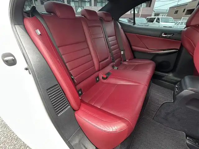 レクサス ＩＳ 300h Fスポーツ 福岡県 2013(平25)年 13万km ホワイトノーヴァガラスフレーク メーカーHDDナビ/　(AM/FM/CD/DVD/AUX/Bluetooth/フルセグTV)/バックカメラ/レクサスセーフティーセンス/・車両接近通報一時停止/・横滑り防止装置/・クリアランスソナー/・ブラインドスポットモニター/・プリクラッシュセーフティーシステム/レーダークルーズコントロール/オートライト/赤色レザーシート/パワーシート（D/N）/シートヒーター（D/N）/エアーシート（D/N）/ステアリングヒーター/シートポジションメモリー/nanoe付エアコン/ビルトインETC/パドルシフト/電格ウインカーミラー/純正フロアマット/純正18インチアルミホイール/プッシュスタート/盗難防止装置/ISOFIX/電源ソケット×1/USB端子×2/カードキー×1/スペアキー×1/ナビ取扱説明書/保証書/取扱説明書