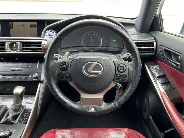 レクサス ＩＳ 300h Fスポーツ 福岡県 2013(平25)年 13万km ホワイトノーヴァガラスフレーク メーカーHDDナビ/　(AM/FM/CD/DVD/AUX/Bluetooth/フルセグTV)/バックカメラ/レクサスセーフティーセンス/・車両接近通報一時停止/・横滑り防止装置/・クリアランスソナー/・ブラインドスポットモニター/・プリクラッシュセーフティーシステム/レーダークルーズコントロール/オートライト/赤色レザーシート/パワーシート（D/N）/シートヒーター（D/N）/エアーシート（D/N）/ステアリングヒーター/シートポジションメモリー/nanoe付エアコン/ビルトインETC/パドルシフト/電格ウインカーミラー/純正フロアマット/純正18インチアルミホイール/プッシュスタート/盗難防止装置/ISOFIX/電源ソケット×1/USB端子×2/カードキー×1/スペアキー×1/ナビ取扱説明書/保証書/取扱説明書