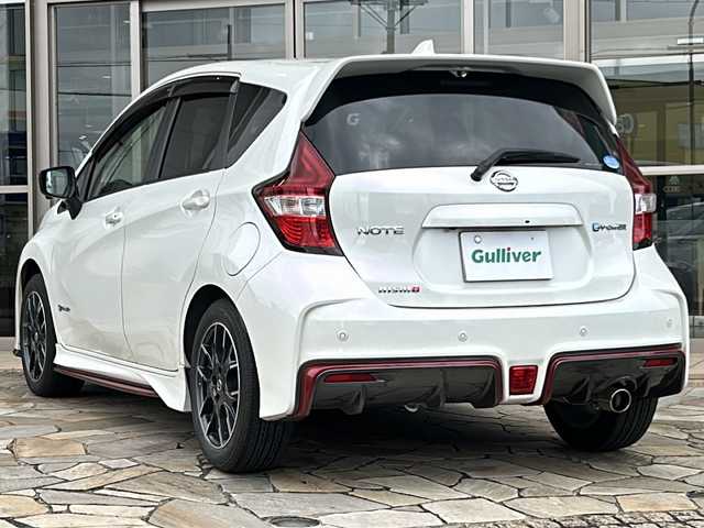 日産 ノート e－パワー ニスモ 静岡県 2019(令1)年 7.2万km ブリリアントホワイトパール 安全装備/・エマージェンシーブレーキ　/・レーンキープアシスト　/・コーナーセンサー　/純正ナビ/フルセグTV/CD/DVD/Bluetooth/ラジオ/主要装備/・全方位カメラ　/・追従クルコン/・ＥＴＣ　/・デジタルインナーミラー　/・ドライブレコーダー　/・ＬＥＤヘッドライト/・フォグランプ　/・プッシュスタート/・純正マット