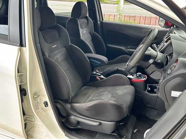 日産 ノート e－パワー ニスモ 静岡県 2019(令1)年 7.2万km ブリリアントホワイトパール 安全装備/・エマージェンシーブレーキ　/・レーンキープアシスト　/・コーナーセンサー　/純正ナビ/フルセグTV/CD/DVD/Bluetooth/ラジオ/主要装備/・全方位カメラ　/・追従クルコン/・ＥＴＣ　/・デジタルインナーミラー　/・ドライブレコーダー　/・ＬＥＤヘッドライト/・フォグランプ　/・プッシュスタート/・純正マット
