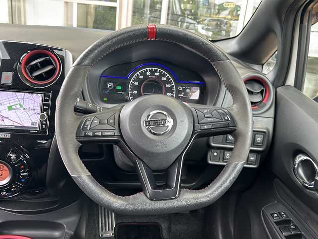 日産 ノート e－パワー ニスモ 静岡県 2019(令1)年 7.2万km ブリリアントホワイトパール 安全装備/・エマージェンシーブレーキ　/・レーンキープアシスト　/・コーナーセンサー　/純正ナビ/フルセグTV/CD/DVD/Bluetooth/ラジオ/主要装備/・全方位カメラ　/・追従クルコン/・ＥＴＣ　/・デジタルインナーミラー　/・ドライブレコーダー　/・ＬＥＤヘッドライト/・フォグランプ　/・プッシュスタート/・純正マット