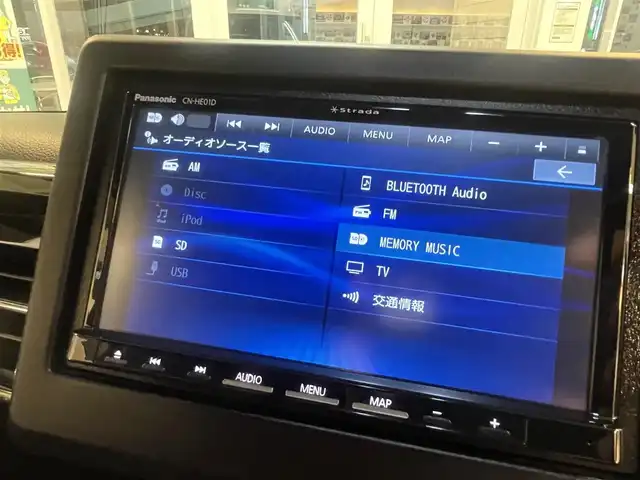 ホンダ Ｎ ＢＯＸ カスタム L 千葉県 2022(令4)年 5.4万km プラチナホワイトパール 社外メモリナビ【CN-HE01D】/フルセグTV/DVD/CD/Bluetooth接続/バックカメラ/片側パワースライドドア/USBポート×2/前方ドライブレコーダー【SN-ST5600d】/衝突軽減ブレーキ/車線逸脱警報/クリアランスソナー/レーンキーピングアシストシステム/アダプティブクルーズコントロール/リアロールサンシェード/パーソナルテーブル/ブレーキホールド/LEDヘッドライト/純正ラバーフロアマット/ドアバイザー/エンジンプッシュスタート/スマートキー/スペアキー