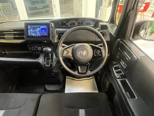 ホンダ Ｎ ＢＯＸ カスタム L 千葉県 2022(令4)年 5.4万km プラチナホワイトパール 社外メモリナビ【CN-HE01D】/フルセグTV/DVD/CD/Bluetooth接続/バックカメラ/片側パワースライドドア/USBポート×2/前方ドライブレコーダー【SN-ST5600d】/衝突軽減ブレーキ/車線逸脱警報/クリアランスソナー/レーンキーピングアシストシステム/アダプティブクルーズコントロール/リアロールサンシェード/パーソナルテーブル/ブレーキホールド/LEDヘッドライト/純正ラバーフロアマット/ドアバイザー/エンジンプッシュスタート/スマートキー/スペアキー