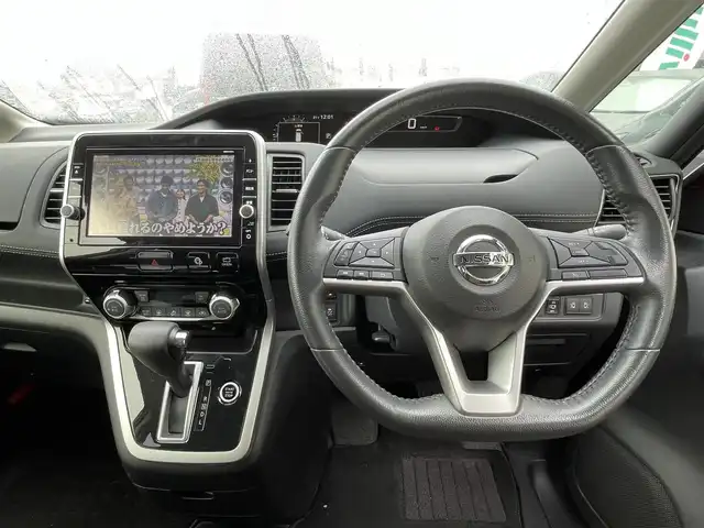 日産 セレナ ハイウェイスター Vセレクション 愛知県 2017(平29)年 7.3万km マルーンレッド 2トーン メーカーナビ　/ＤＴＶ　/ＢＴ　/ＣＤ／ＤＶＤ　/ＵＳＢ　/後席モニター　/全周囲アラウンドビューモニター　/両側パワースライドドア　/衝突軽減ブレーキ　/Ｆドラレコ　/純正フロアマット　/ＥＴＣ　/ステアリングスイッチ