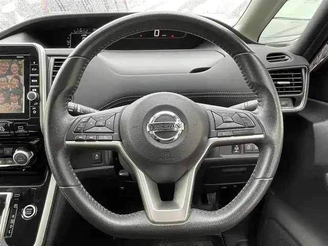 日産 セレナ ハイウェイスター Vセレクション 愛知県 2017(平29)年 7.3万km マルーンレッド 2トーン メーカーナビ　/ＤＴＶ　/ＢＴ　/ＣＤ／ＤＶＤ　/ＵＳＢ　/後席モニター　/全周囲アラウンドビューモニター　/両側パワースライドドア　/衝突軽減ブレーキ　/Ｆドラレコ　/純正フロアマット　/ＥＴＣ　/ステアリングスイッチ