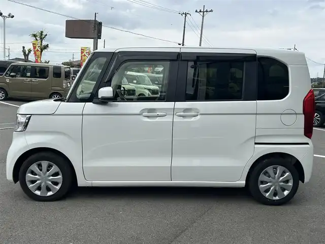 ホンダ Ｎ ＢＯＸ L 愛媛県 2023(令5)年 1.1万km プラチナホワイトパール Strada7型ナビ(BT/フルセグTV)/バックカメラ/片側電動スライドドア/ホンダセンシング/アダプティブクルーズコントロール/バックソナー/前後ドライブレコーダー/前席シートヒーター/LEDヘッドライト/オートライト/オートマチックハイビーム/アイドリングストップ/電動パーキングブレーキ/ステアリングリモコン/電格ミラー/後席サンシェイド/シガーソケット/純正ホイールキャップ/現状サマー(鉄)(155/65/R14)/DUNLOP ENASAVE EC300