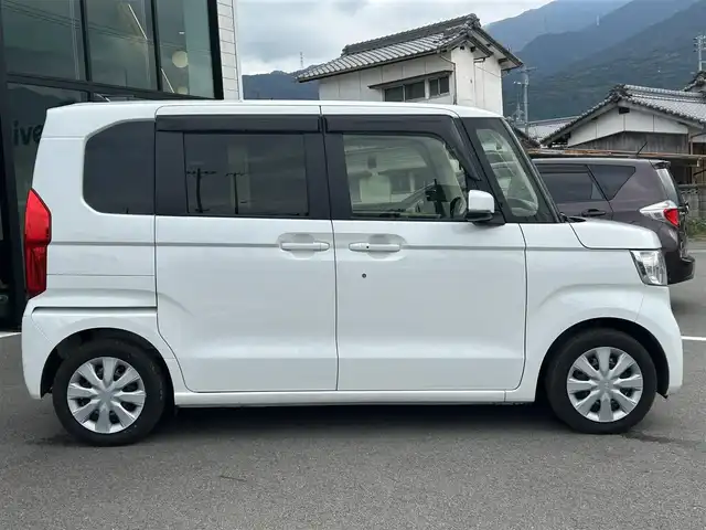 ホンダ Ｎ ＢＯＸ L 愛媛県 2023(令5)年 1.1万km プラチナホワイトパール Strada7型ナビ(BT/フルセグTV)/バックカメラ/片側電動スライドドア/ホンダセンシング/アダプティブクルーズコントロール/バックソナー/前後ドライブレコーダー/前席シートヒーター/LEDヘッドライト/オートライト/オートマチックハイビーム/アイドリングストップ/電動パーキングブレーキ/ステアリングリモコン/電格ミラー/後席サンシェイド/シガーソケット/純正ホイールキャップ/現状サマー(鉄)(155/65/R14)/DUNLOP ENASAVE EC300